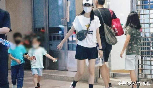 安以轩台北遛娃引热议！香奈儿腰包尽显奢华，儿女颜值抢镜
