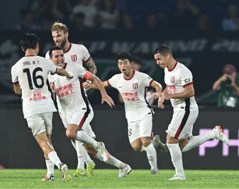 中超激战：浙江3-3绝平蓉城，海港登顶领头羊