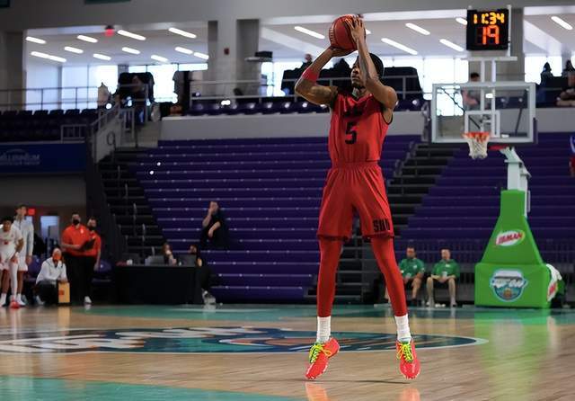 NBA动态：湖人一签一裁，快船连裁3人，火箭18人名单出炉