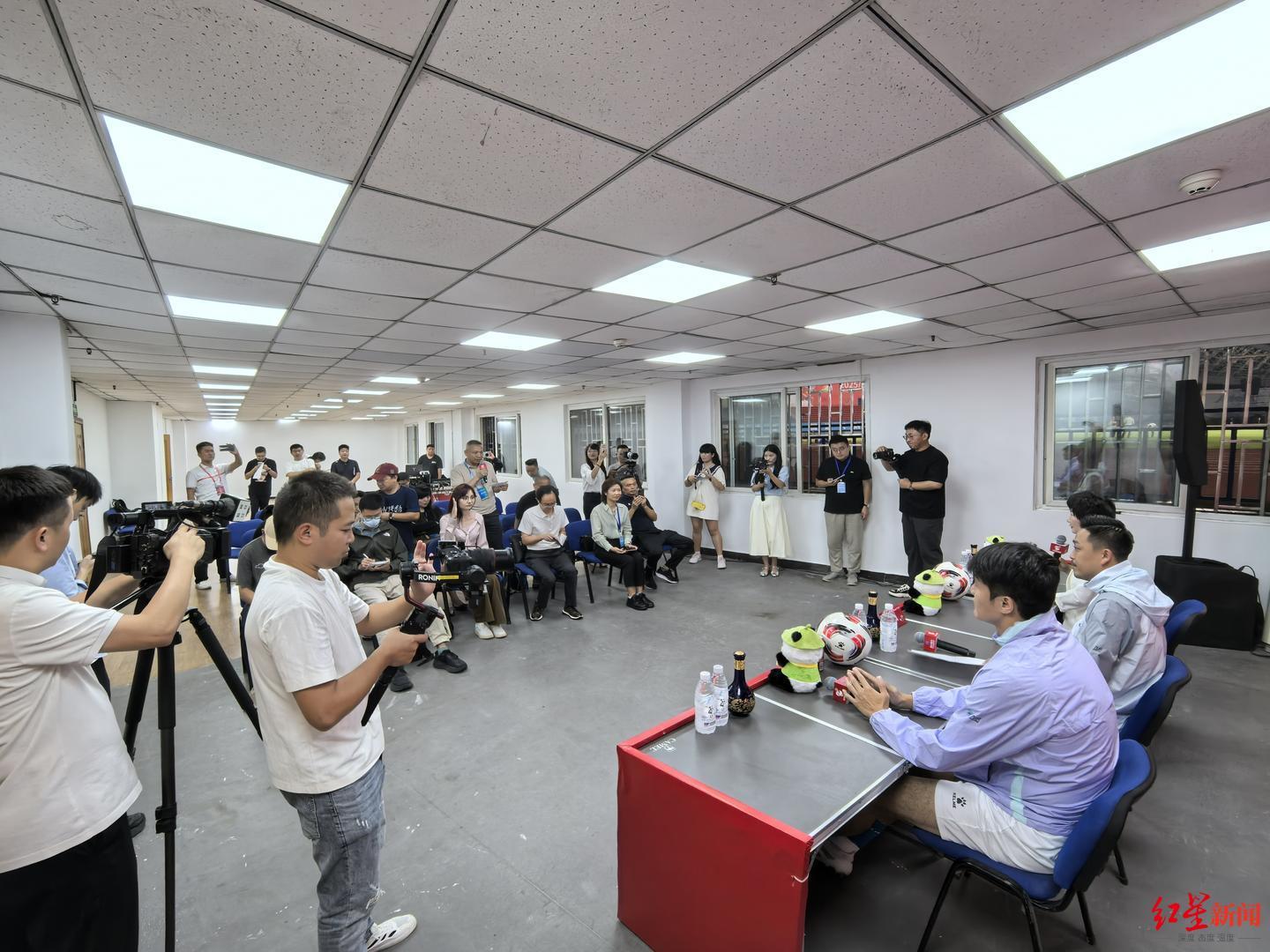 四川省城市足球联赛：宜宾对战自贡，业余球队展现实力