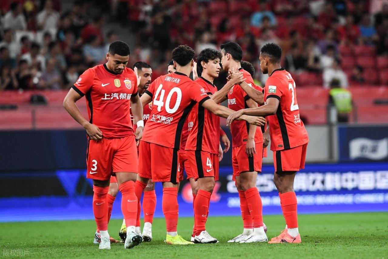 中超第26轮战报：上海海港3-2逆转绝杀登顶，积分榜格局巨变