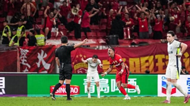 中超争冠戏剧性逆转：海港绝杀领跑，成都蓉城遭绝平