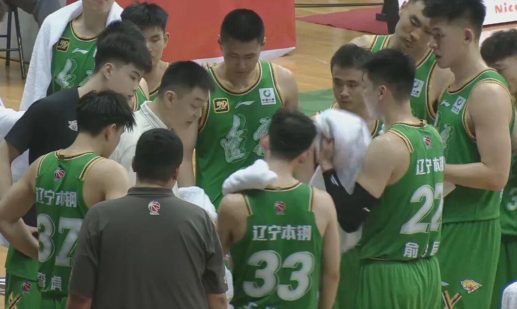 辽宁男篮89-93惜败北控：锋线隐患凸显，廖三宁21分成关键