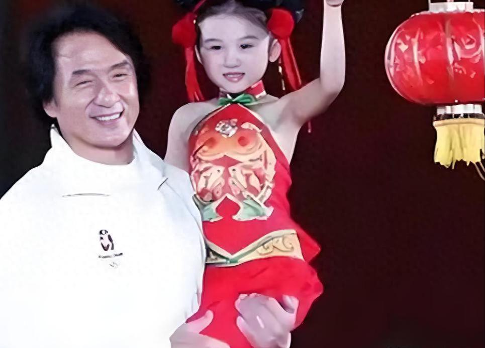 6岁被成龙抱上春晚，因长相被骂退圈，如今逆袭成女神
