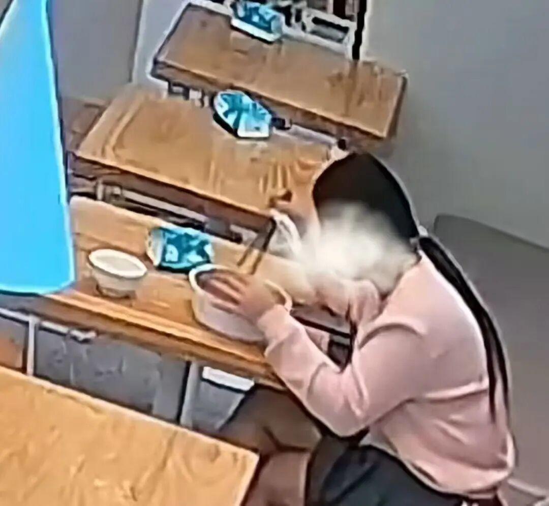 女子吃粉薅发索赔未果转求免费炒饭，店主心软未追究