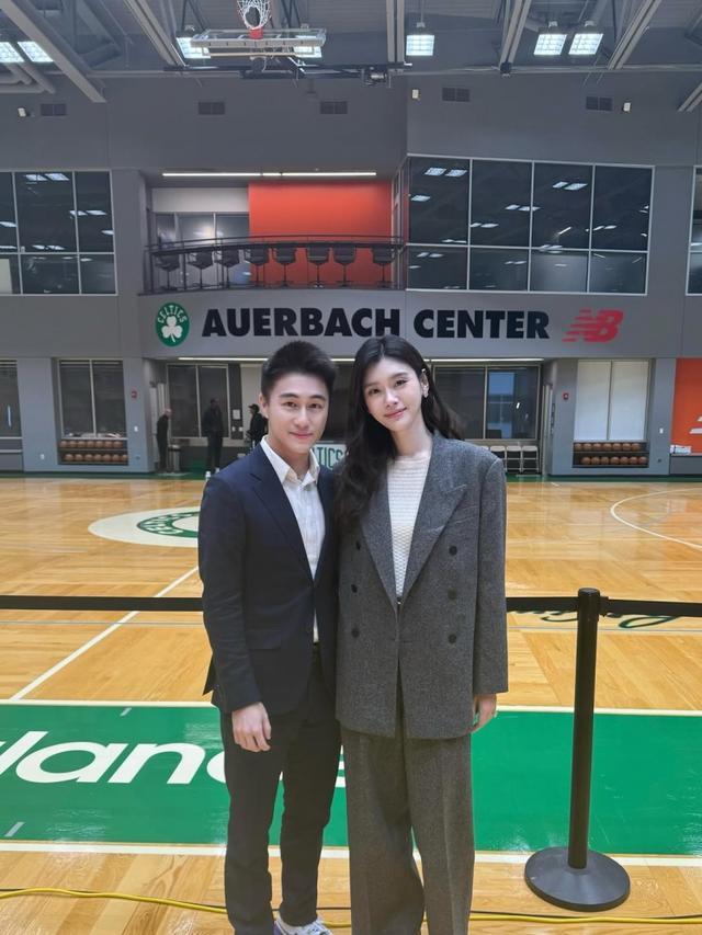 何猷君奚梦瑶夫妇参观凯尔特人球馆 获赠总冠军戒指