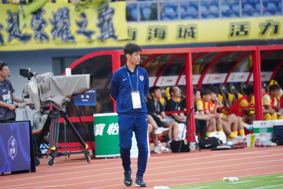保级战绝平引热议！媒体人质疑李霄鹏执教能力，亚泰海牛激战