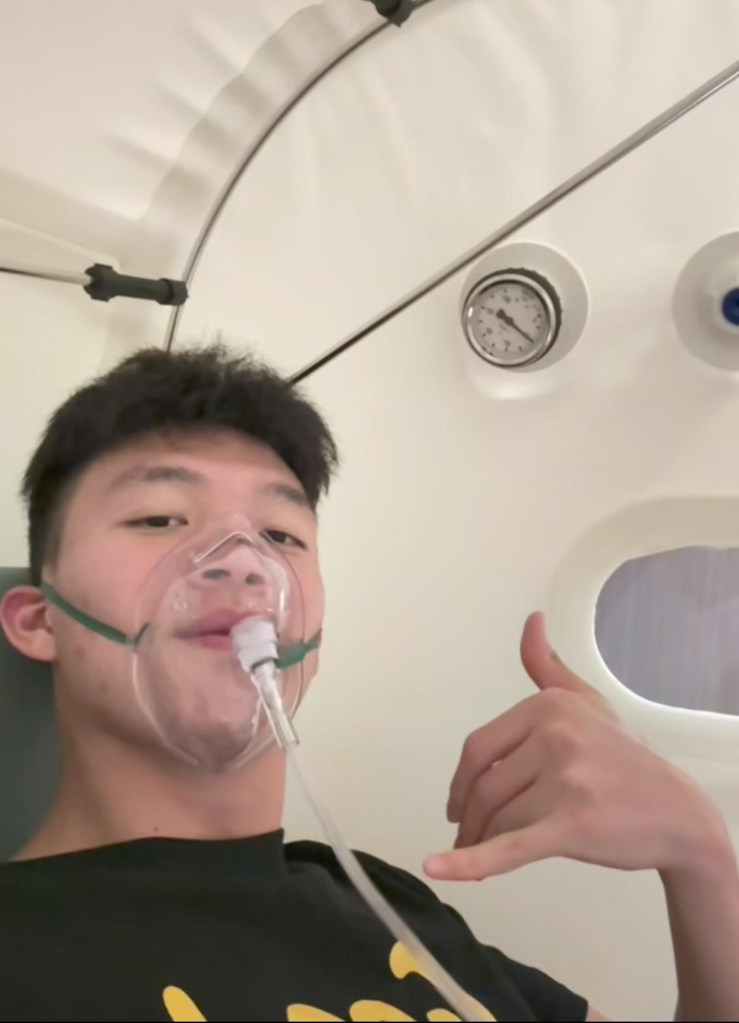 王钰栋社媒晒绝平瞬间，与队友互动引发热议