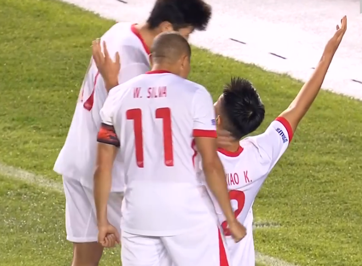 青岛海牛2-0领先遭亚泰绝平，李霄鹏赛后表情引热议