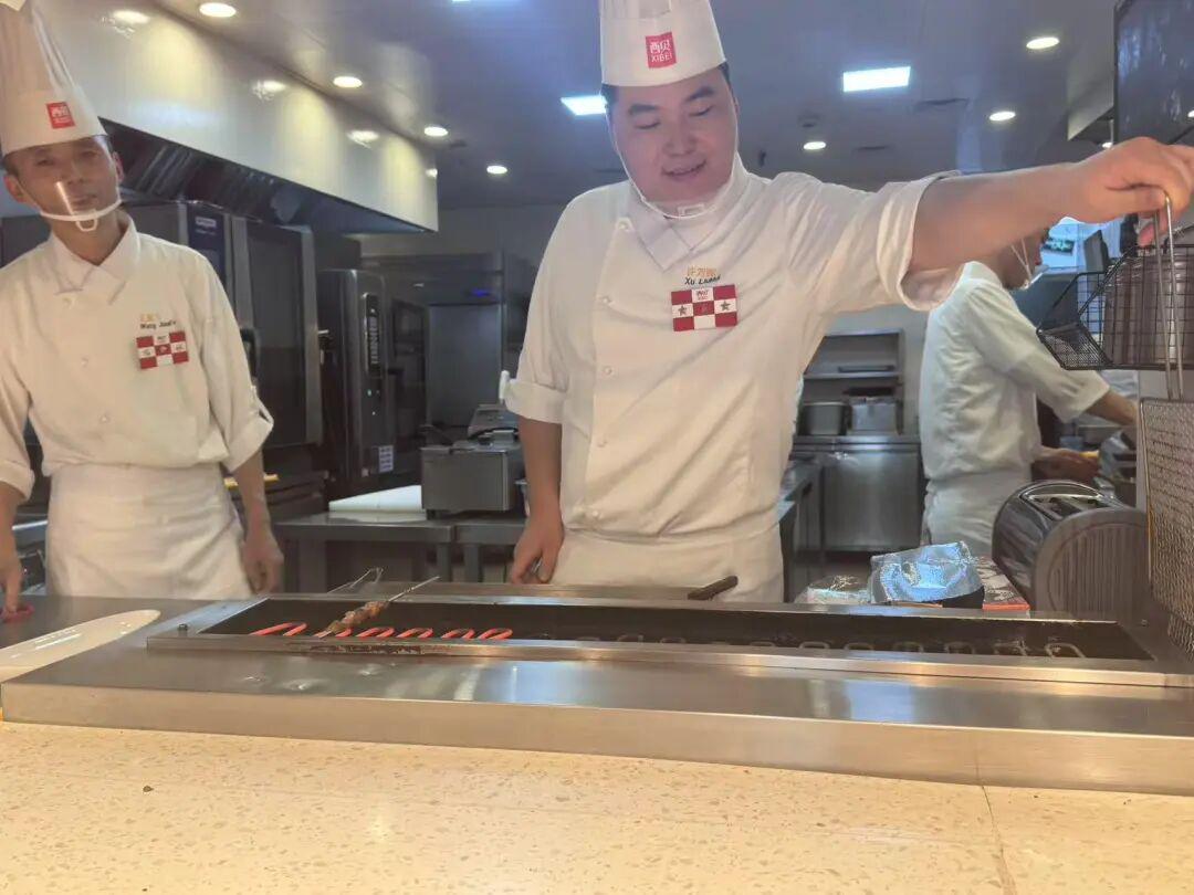 厨师现场制作羊肉串