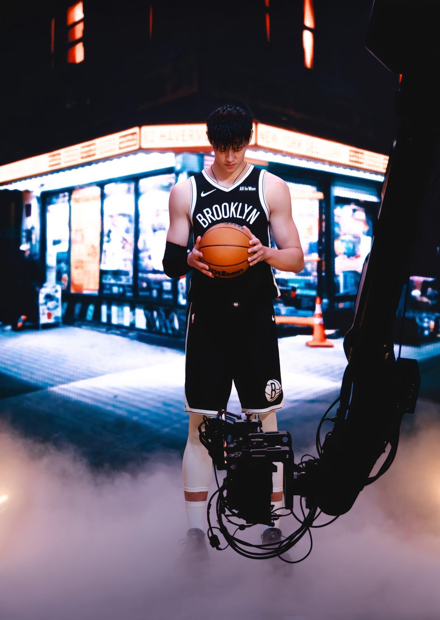 曾凡博晒篮网定妆照：全力追赶这个夏天，将战NBA中国赛