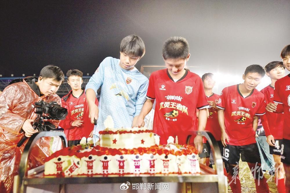 比赛结束后球员在球场过生日