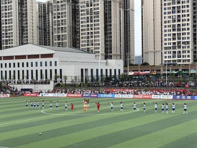 资中女足队员中场演唱铿锵玫瑰
