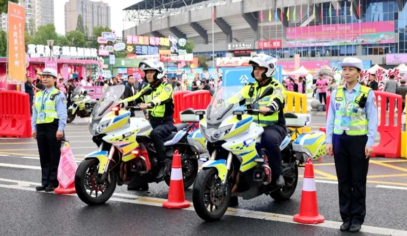 德警护航湘超联赛 常德交警圆满完成赛事安保任务