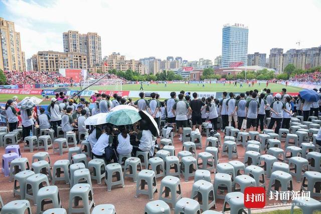 川超联赛趣闻：内江‘胶板凳’与雅安‘默默’的欢乐时刻