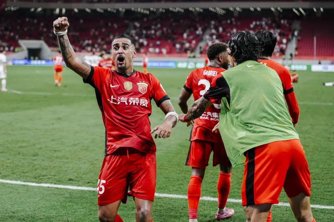 中超争冠局势升级：海港申花谁能笑到最后？