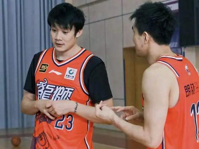 丁彦雨航CBA回归受阻，表演赛仅得14分，职业前景堪忧？