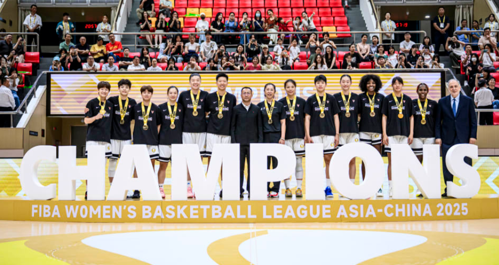 杨舒予再夺MVP！23分霸气表现引杜锋祝贺，00后扛起中国女篮大旗