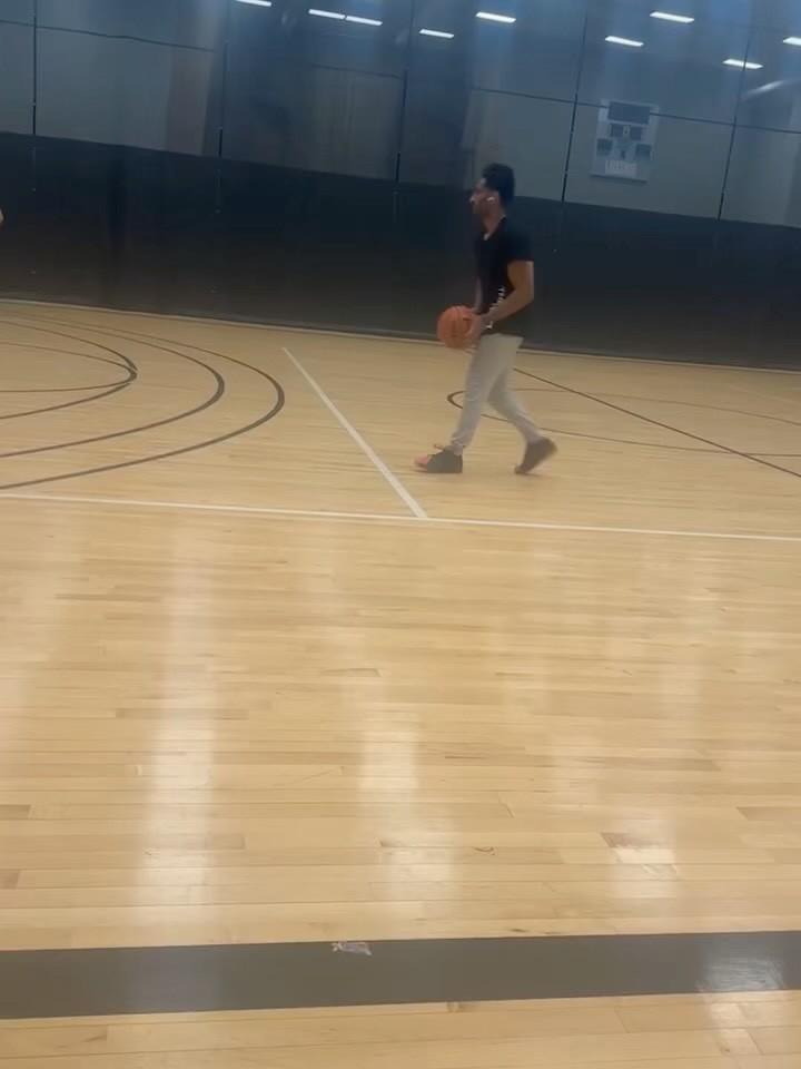 NBA名记Shams社媒晒篮球视频，外线投射展现专业水准