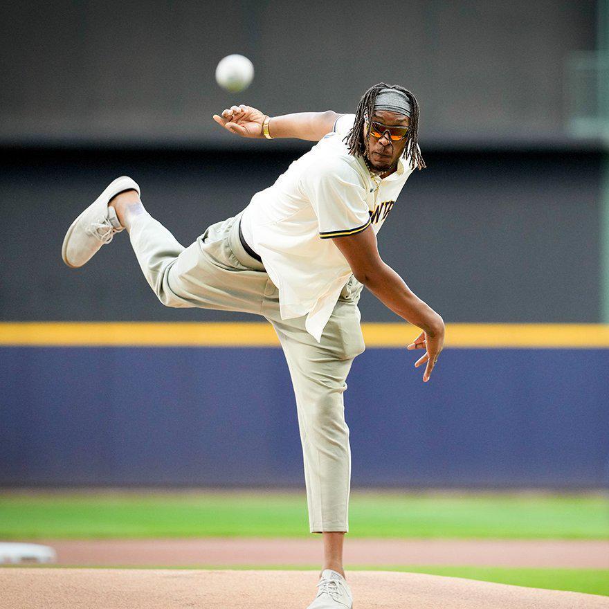 雄鹿新援特纳亮相！担任酿酒人MLB收官战开球嘉宾