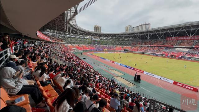 南充丝绸源点队4:0大胜巴中红叶队 两万球迷冒雨观赛