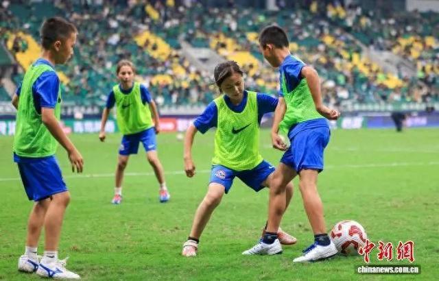 跨越4000公里！15名新疆克州少年北京逐梦绿茵