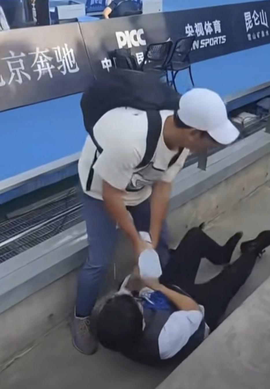 中网赛场抢毛巾闹剧：两男子争抢被拖行，红衣大姐意外得利