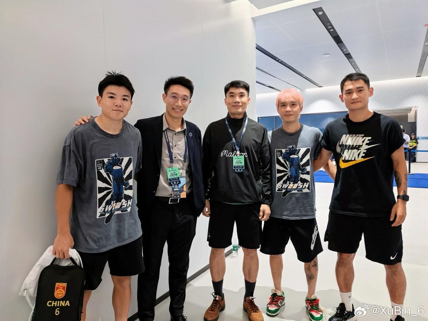 广州队旧将徐彬晒与郑智、张修维、廖力生合照引回忆