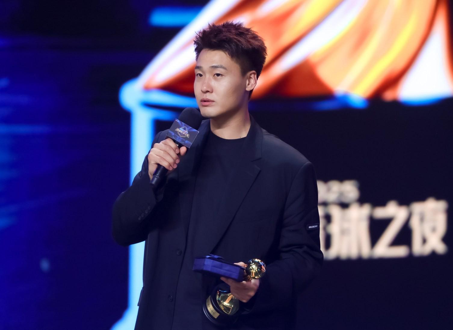 赵睿斩获2025微博篮球之夜年度杰出球员，责任与担当成关键词