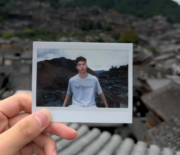 18岁足球小将王钰栋假期游贵州西江千户苗寨，与好友互动欢乐多
