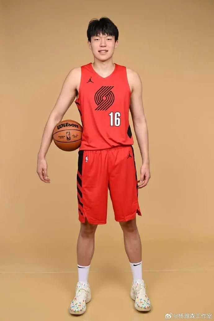 杨瀚森NBA媒体日首秀：谈亚洲杯缺席原因，10月9日开拓者季前赛迎战勇士
