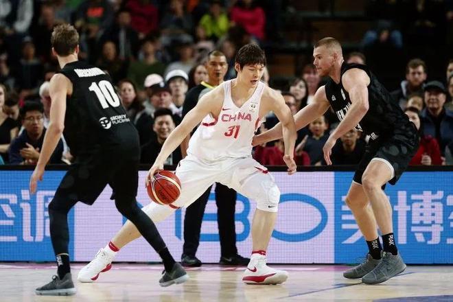 王哲林拒绝球迷合影背后：网络暴力下的无奈与心声