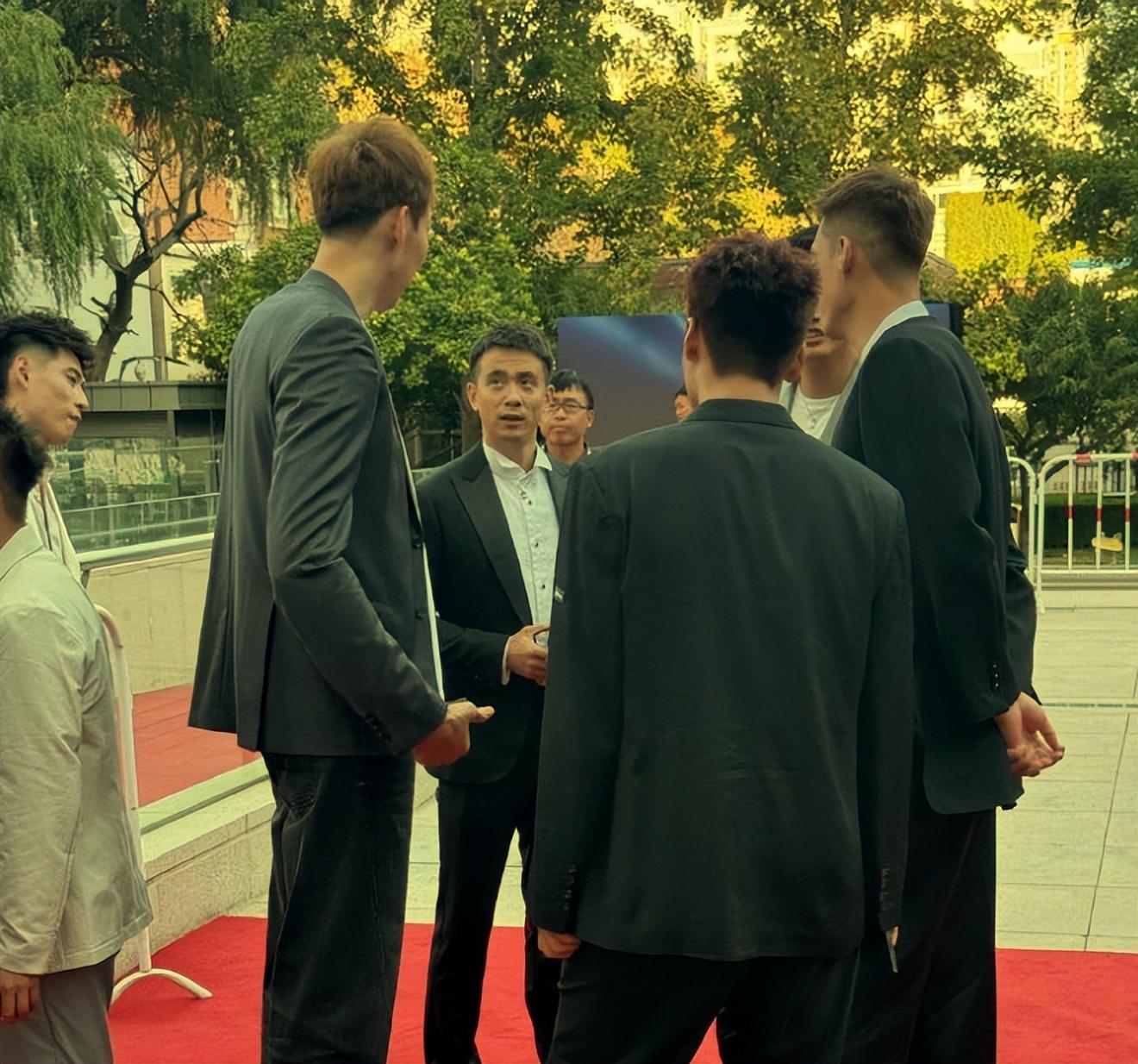 赵继伟周琦赵睿热聊！辽篮新目标曝光，郭艾伦许愿健康打球