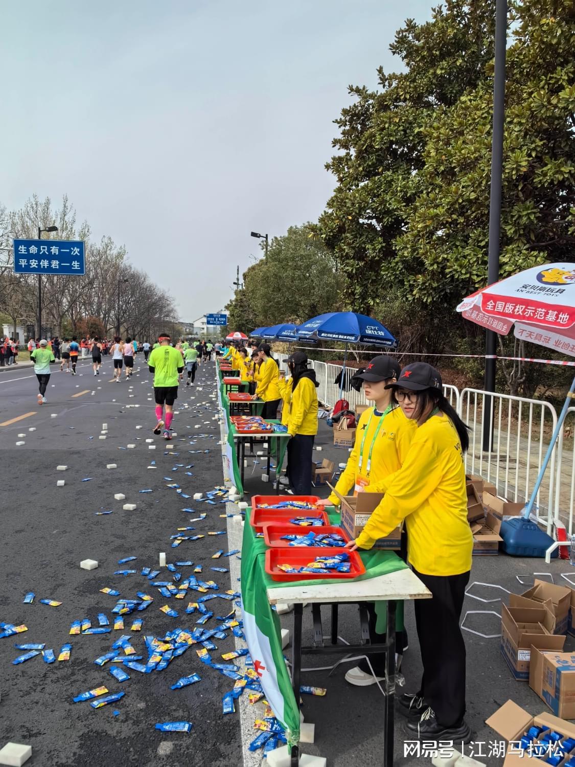 马拉松补给站‘脏乱差’？这才是赛事的真实面貌