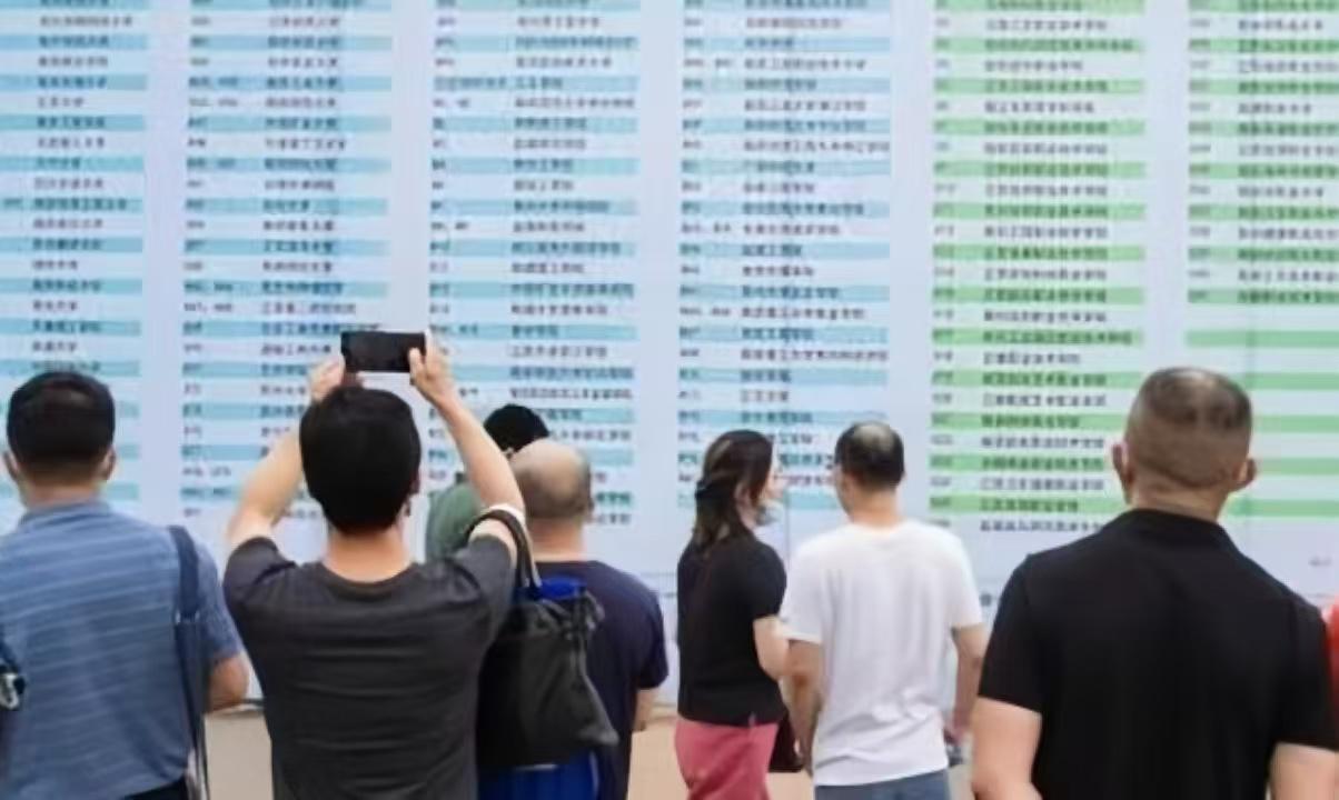 全国两所大学停办背后：高等教育质量提升迫在眉睫