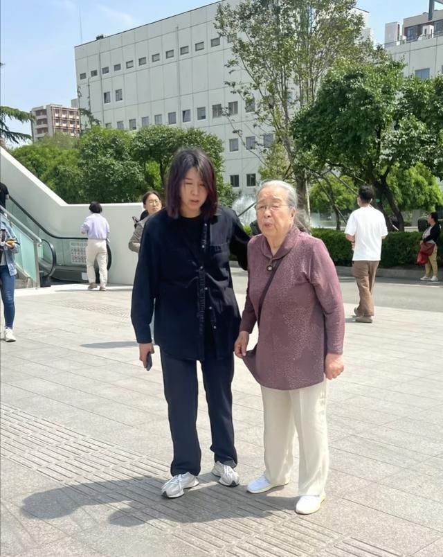 89岁李明启现身北京医院就医，素雅装扮显岁月痕迹