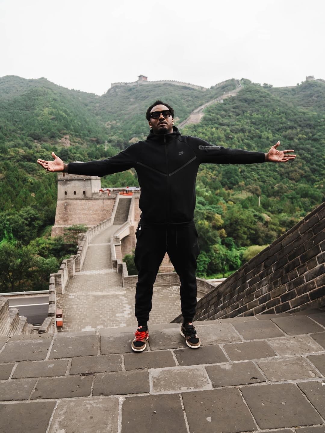 前NBA球星约翰-沃尔中国行 长城留影引热议