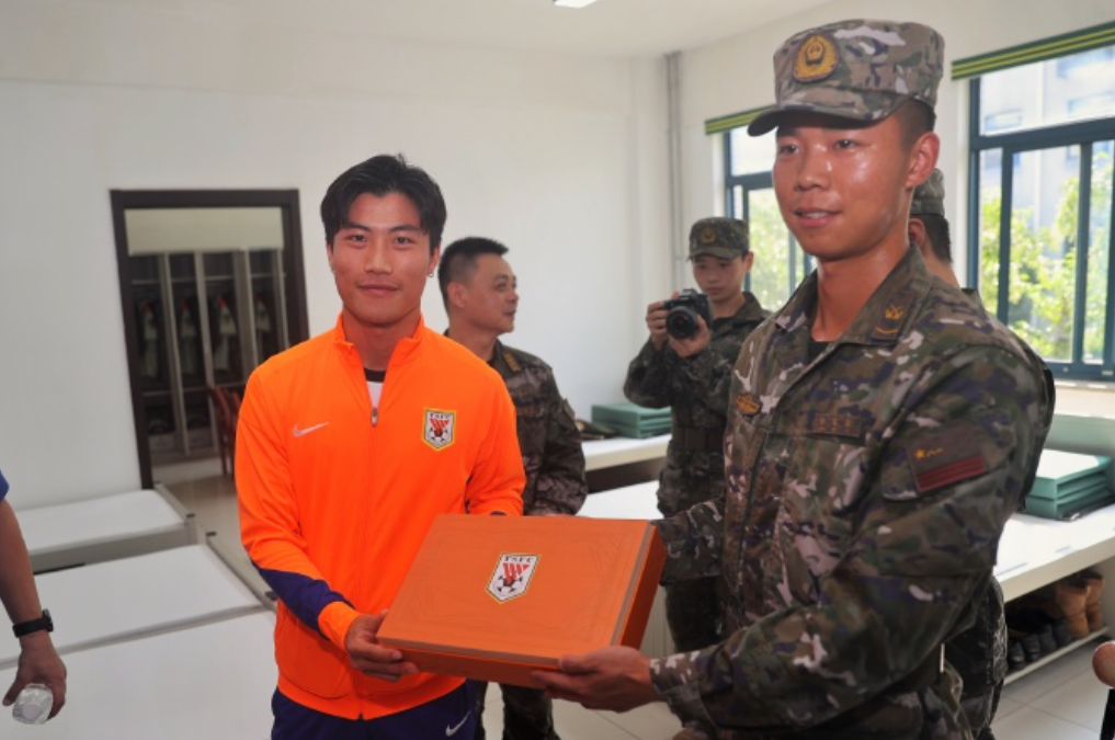 泰山球员谢文能参与武警公益活动，践行社会责任显担当