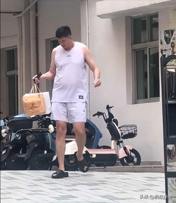 杜锋‘背心拖鞋’造型引热议！从排骨飞人到教练的蜕变之路