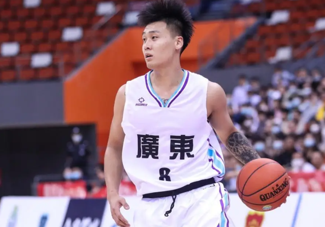 广东男篮热身赛启幕：杜锋誓师拒败，胡明轩赵睿齐出战