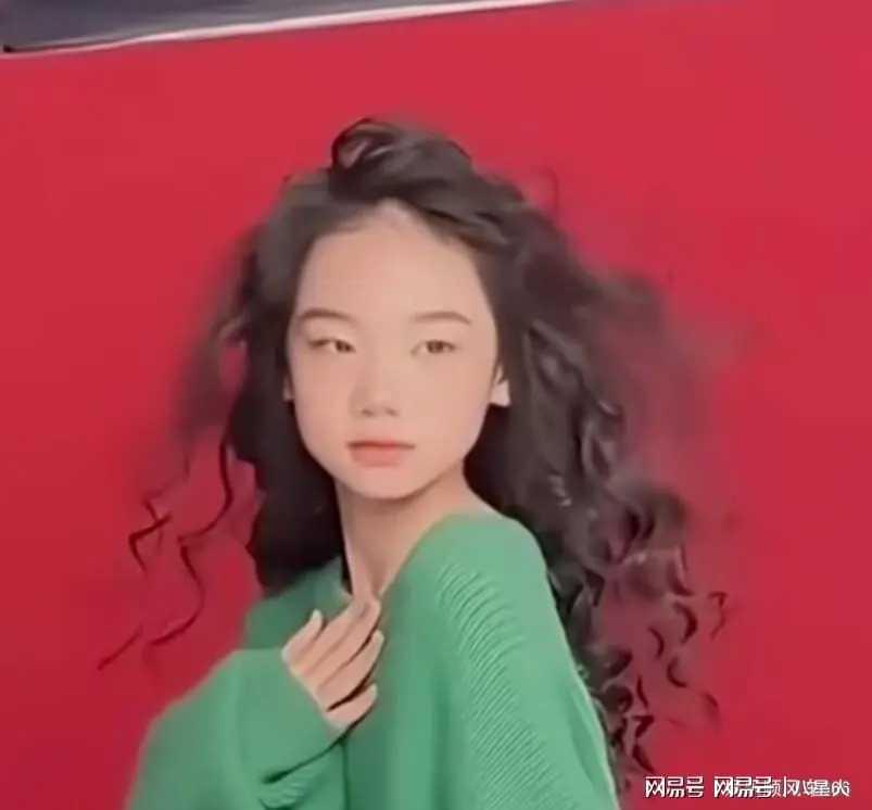 戚薇女儿Lucky近照引热议：五官越来越像李承铉，基因变化太神奇
