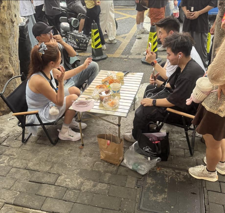 刘畊宏携妻武汉街头觅食！王婉霏身形微胖，戴胡子造型引热议