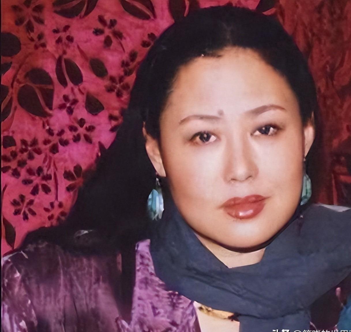 斯琴高娃近况：75岁搀扶出行，瑞典老公已死，国籍仍是最大争议