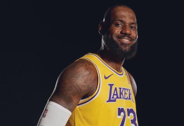 ESPN最新消息：詹姆斯因臀部伤势缺席太阳季前赛