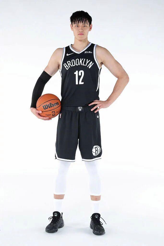 曾凡博NBA合同后陷签名收费争议，真相究竟如何？