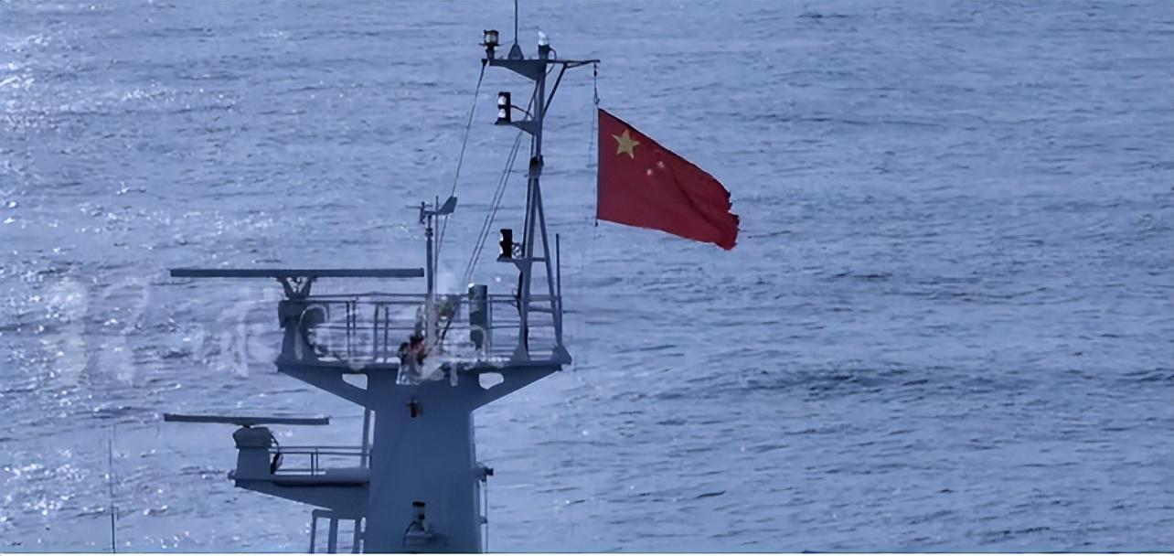 国庆盛典：黄岩岛升旗仪式震撼举行，海警巨舰守护彰显国威