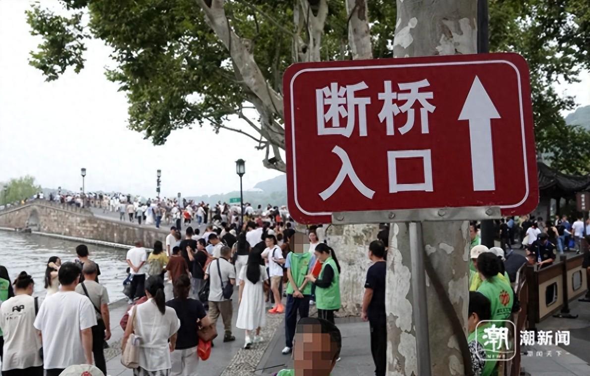 国庆首日杭州西湖、灵隐寺、满觉陇人潮涌动，部分道路交通管制
