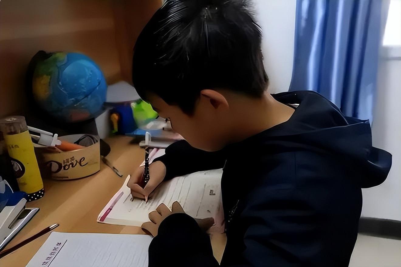 小学生数学题‘爸爸比儿子大1岁’引争议，家长质问老师错在哪