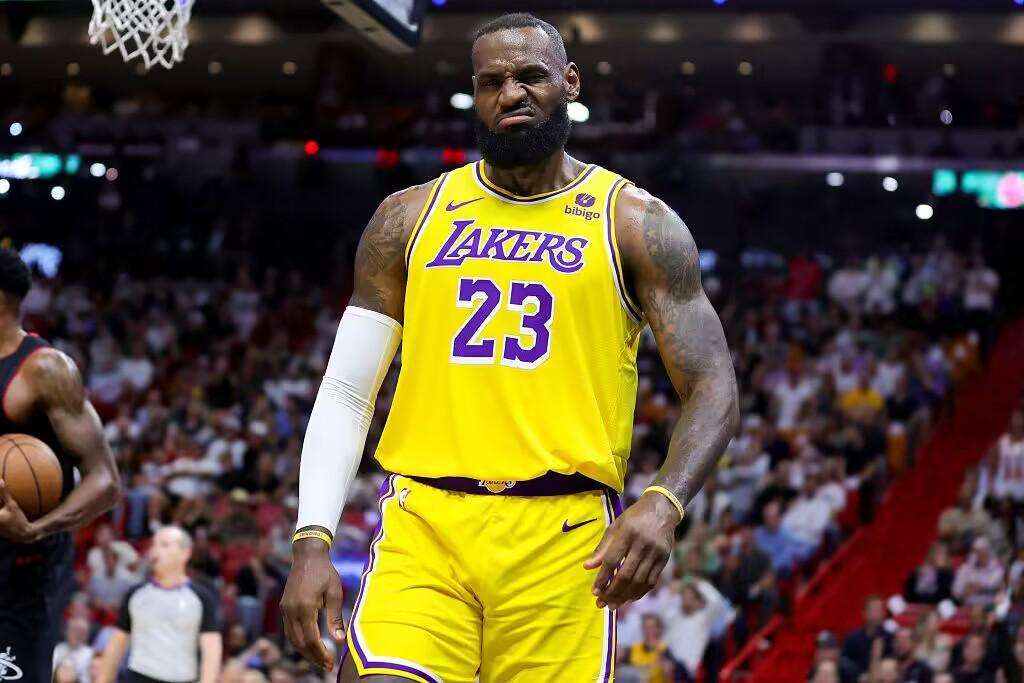 ESPN最新消息：詹姆斯缺席湖人季前赛首战，雷迪克详述原因