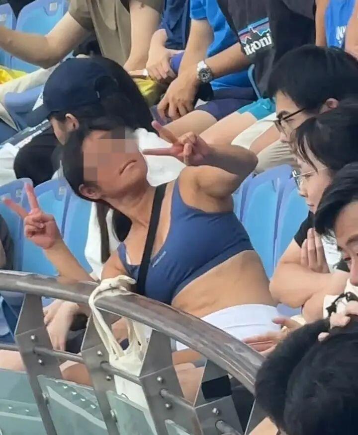 上海网球大师赛女球迷酒后扰乱秩序被处罚，警方呼吁文明观赛